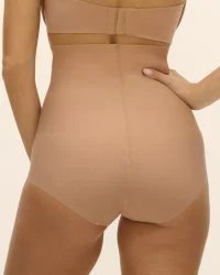 Wacoal – majtki modelujące z wysokim stanem Flawless – cieliste